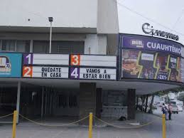 Pasa la noche encerrado en un cine de Monterrey