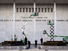 Juez obliga al Kennedy Center a retirar el nombre de Trump de su fachada