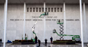 Juez obliga al Kennedy Center a retirar el nombre de Trump de su fachada