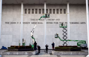 Juez obliga al Kennedy Center a retirar el nombre de Trump de su fachada