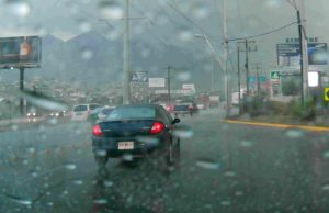 Tormenta con granizo y apagones sorprende a Monterrey tras día de calor récord