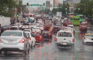 Lluvias desatan inundaciones, socavón y cierres viales en la zona metropolitana