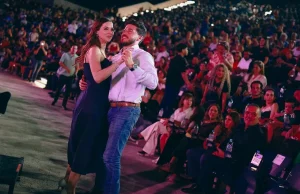 Abuchean a Samuel García y Mariana Rodríguez en arranque de fiesta mundialista