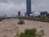 Crecida del Río Santa Catarina interrumpe construcción de puentes peatonales de la Línea 4