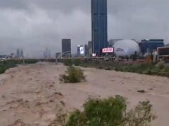 Crecida del Río Santa Catarina interrumpe construcción de puentes peatonales de la Línea 4
