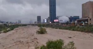 Crecida del Río Santa Catarina interrumpe construcción de puentes peatonales de la Línea 4