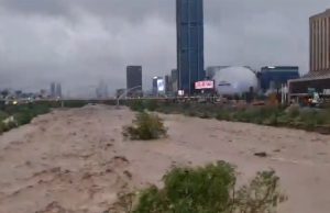 Crecida del Río Santa Catarina interrumpe construcción de puentes peatonales de la Línea 4