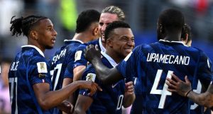 Mbappé anota doblete y Francia avanza al Mundial tras histórica suspensión por tormenta