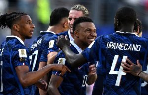 Mbappé anota doblete y Francia avanza al Mundial tras histórica suspensión por tormenta