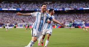Messi iguala a Klose como máximo goleador en Copas del Mundo con triplete ante Argelia