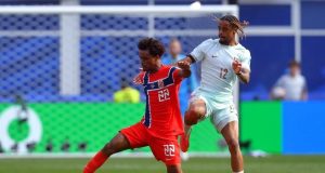 Dembélé mete tres y Lleva a Francia a la Cima del Grupo I