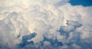 Calor, nubes y tormentas aisladas marcarán el domingo en Monterrey