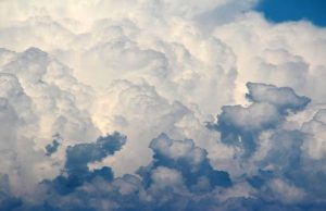 Calor, nubes y tormentas aisladas marcarán el domingo en Monterrey
