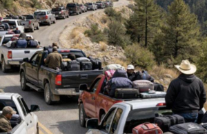 Más de 100 familias Decenas de familias provenientes de comunidades serranas de Durango comenzaron a arribar a Parral, Chihuahua, huyendo de la violencia, los enfrentamientos armados y el abandono forzado de sus hogares. Las autoridades municipales y estatales activaron protocolos de emergencia ante una llegada que podría superar las 100 personas. El alcalde Salvador Calderón Aguirre informó que desde la noche del domingo comenzaron a recibir reportes de familias procedentes de localidades como El Durazno, Atascaderos, El Ocote y otras zonas de la sierra de Durango. Las autoridades habilitaron un centro comunitario con alimentación y refugio temporal para quienes no cuentan con un lugar donde quedarse. El visitador de la Comisión Estatal de Derechos Humanos confirmó que hasta el lunes se había atendido directamente a 32 personas en Parral. El secretario general de Gobierno, Santiago de la Peña Grajeda, advirtió que el número de desplazados podría seguir aumentando, lo que evidencia la grave crisis humanitaria que persiste en la región serrana entre Durango, Sinaloa y Chihuahua.huyen de la violencia en la sierra de Durango y Chihuahua