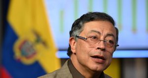 Legisladora colombiana propone suspender a Petro.