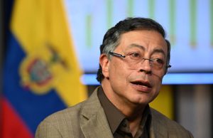 Legisladora colombiana propone suspender a Petro.