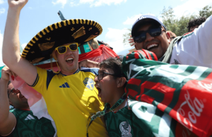 Aficionados mexicanos y suecos protagonizan partido amistoso y convivencia en Monterrey