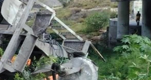 Camión cementero derriba poste y vuelca en Paseo de los Leones al quedarse sin frenos