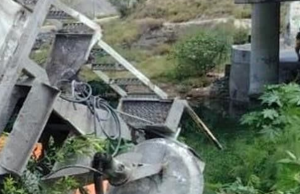 Camión cementero derriba poste y vuelca en Paseo de los Leones al quedarse sin frenos