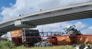 Tráiler cae desde puente elevado en Salinas Victoria
