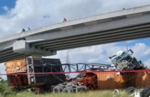 Tráiler cae desde puente elevado en Salinas Victoria