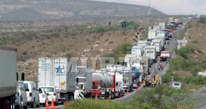 Transportistas cierran la carretera Saltillo-Monterrey para exigir el cese de extorsiones de Tránsito municipal