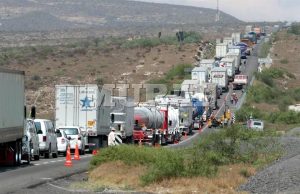Transportistas cierran la carretera Saltillo-Monterrey para exigir el cese de extorsiones de Tránsito municipal