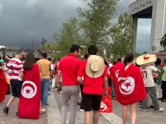 Aficionados tunecinos tiñen la Macroplaza de rojo