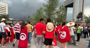 Aficionados tunecinos tiñen la Macroplaza de rojo