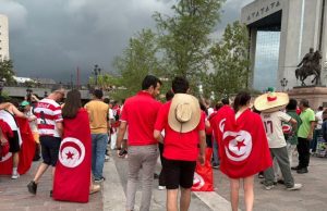 Aficionados tunecinos tiñen la Macroplaza de rojo