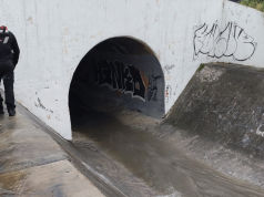 Buscan a menor de 14 años arrastrado por la corriente en arroyo de Valle Verde