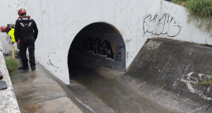 Buscan a menor de 14 años arrastrado por la corriente en arroyo de Valle Verde