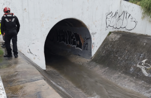 Buscan a menor de 14 años arrastrado por la corriente en arroyo de Valle Verde