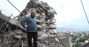 Aumentan a 920 las víctimas mortales por sismos en Venezuela