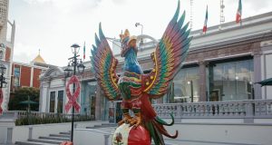 Vientos y lluvias derriban alebrije mundialista en Guadalupe
