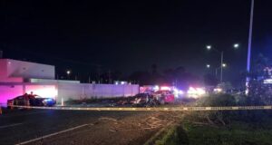 Cuatro personas mueren tras invadir camellón en la Carretera Nacional