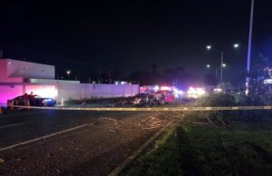 Cuatro personas mueren tras invadir camellón en la Carretera Nacional