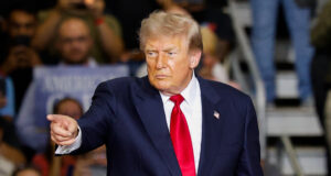 Trump ordena cese de bombardeos contra Irán para negociar acuerdo de paz