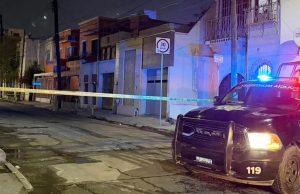 Comando ataca a balazos a abogado que viajaba con su familia en Monterrey