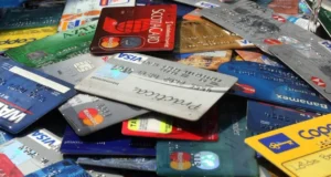 Sujeto agrede a policías de San Pedro y es hallado con decenas de tarjetas bancarias
