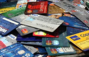 Sujeto agrede a policías de San Pedro y es hallado con decenas de tarjetas bancarias