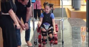 “Sentí una felicidad estratosférica”: madre de niño con parálisis cerebral tras verlo caminar
