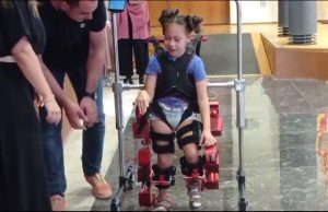 “Sentí una felicidad estratosférica”: madre de niño con parálisis cerebral tras verlo caminar