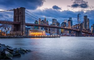 Llamas alcanzan el puente de Brooklyn en medio de celebración del 4 de julio