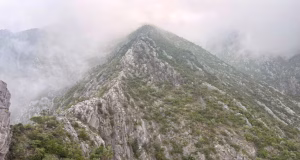 Vigilan incendio en el Cerro del Fraile tras posible impacto de rayo