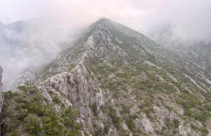 Vigilan incendio en el Cerro del Fraile tras posible impacto de rayo