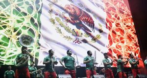 La Original Banda El Limón celebra en el Monumento a la Revolución tras eliminación de México