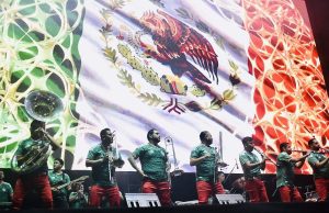 La Original Banda El Limón celebra en el Monumento a la Revolución tras eliminación de México