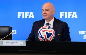 Críticas a Infantino se intensifican tras revertir sanción a jugador por llamada de Trump