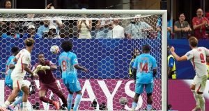 Inglaterra sufre para remontar a Congo y chocará con México en el Coloso